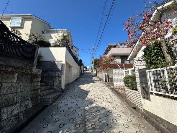 寺尾台1丁目(古家有) 前面道路含む外観 寺尾台1丁目(古家有) 前面道路含む外観