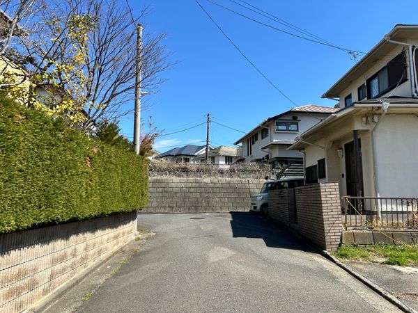 王禅寺東3丁目 土地(古家有) 前面道路含む外観 王禅寺東3丁目 土地(古家有) 前面道路含む外観