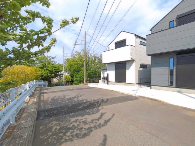 前面道路含む外観