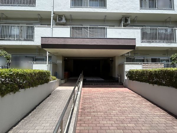 岡上住宅 2号棟 エントランス 岡上住宅 2号棟 エントランス