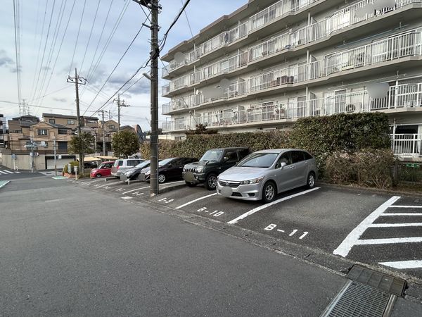 サニーハウス百合ヶ丘 1号棟 駐車場 サニーハウス百合ヶ丘 1号棟 駐車場