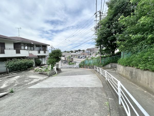 南生田7丁目 土地 前面道路含む外観 南生田7丁目 土地 前面道路含む外観