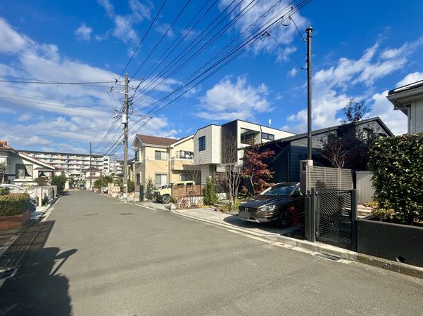 霧が丘4丁目 戸建 前面道路含む外観 霧が丘4丁目 戸建 前面道路含む外観