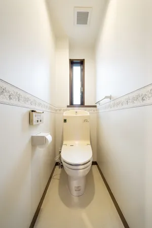 トイレは各階にございます。こちらは２階トイレ