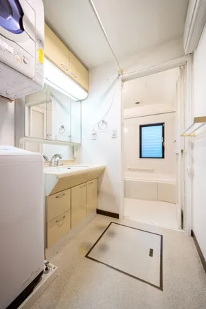 洗面室は廊下とキッチン横の２方向から出入りが出来る家事動線にも優れた間取り