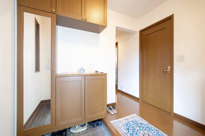 トールタイプのシューズボックスを設け、ゆったりとしたホールのある玄関