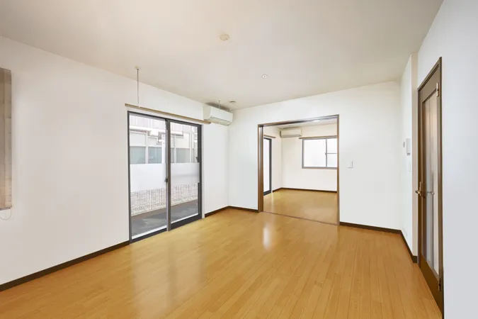 ［洋室（空室リフォームイメージ）］引戸開放で、リビングの一部のような用途に。※画像は実際の室内写真および間取り図をもとに、CGにて再現した「空室リフォームイメージ」であり、実際とは多少異なります。