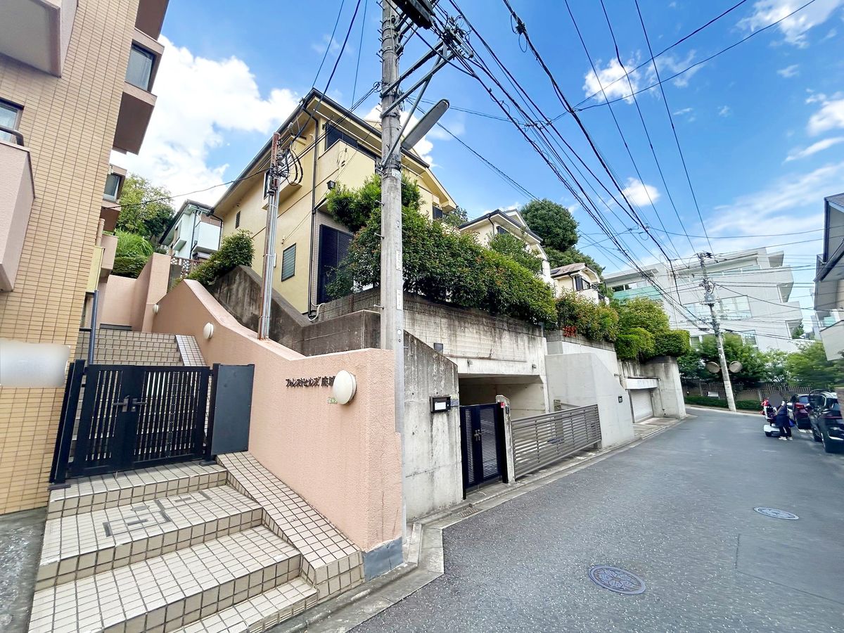 前面道路含む外観