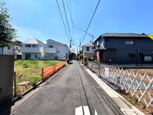 狛江市岩戸南3丁目 新築戸建 1号棟 前面道路含む外観 狛江市岩戸南3丁目 新築戸建 1号棟 前面道路含む外観