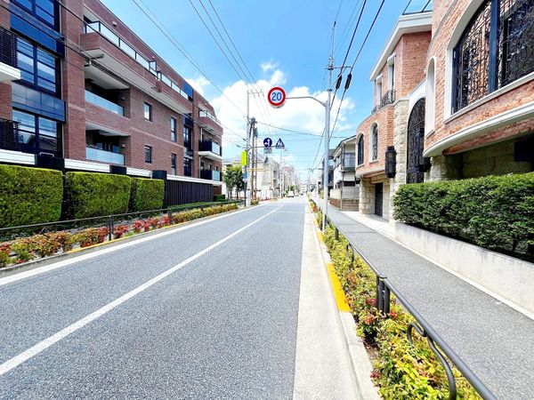 本駒込6丁目 戸建 前面道路含む外観 本駒込6丁目 戸建 前面道路含む外観