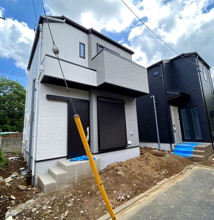 喜多見4丁目 新築戸建 1号棟 前面道路含む外観 喜多見4丁目 新築戸建 1号棟 前面道路含む外観