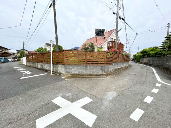 前面道路含む外観