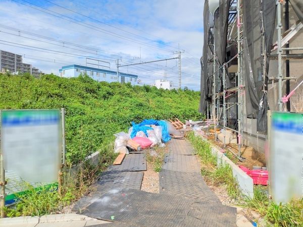 立川市柴崎町5丁目 新築戸建2号棟 前面道路含む外観 立川市柴崎町5丁目 新築戸建2号棟 前面道路含む外観