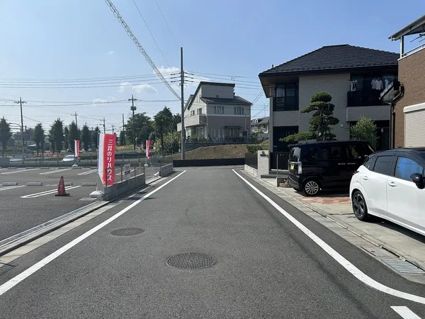 北東側前面道路