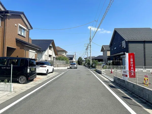 北東側前面道路