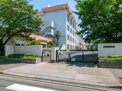 プレミスト昭島モリパークレジデンス 昭島市立つつじが丘小学校(約1090m) 昭島市立つつじが丘小学校(約1090m)