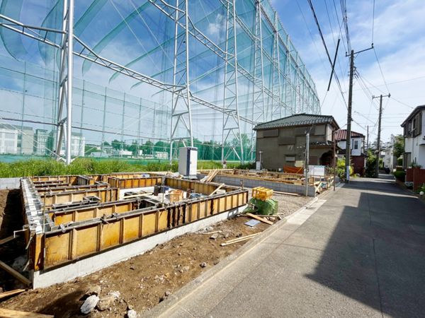 小平市鈴木町2丁目 新築戸建 1号棟 前面道路含む外観 小平市鈴木町2丁目 新築戸建 1号棟 前面道路含む外観