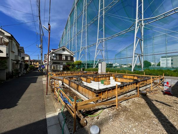 小平市鈴木町2丁目 新築戸建 2号棟 前面道路含む外観 小平市鈴木町2丁目 新築戸建 2号棟 前面道路含む外観