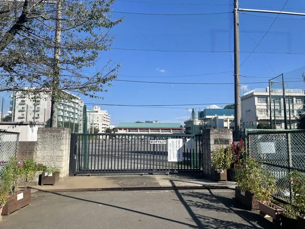 徒歩5分。