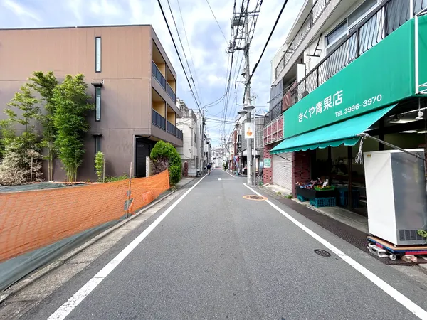 【前面道路含む外観】スーパーやコンビニ等買い物に便利な立地