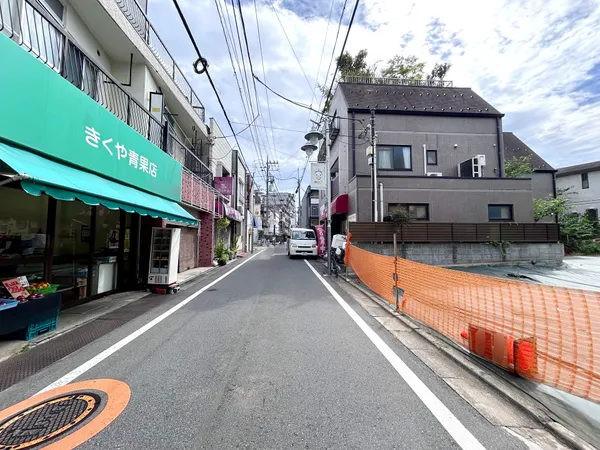 【前面道路含む外観】公園、小学校が徒歩10分圏内で子育てしやすい環境