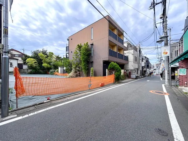 【前面道路含む外観】