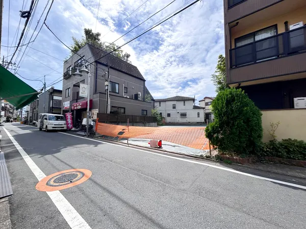 【前面道路含む外観】
