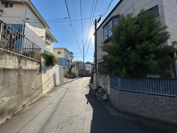 【前面道路含む外観】緑豊かな「石神井公園」まで徒歩16分