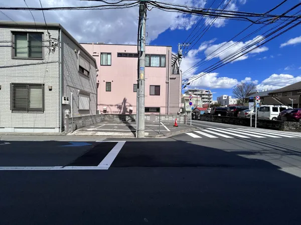 【前面道路】前面道路は南側：幅員約7.9ｍ公道、東側：幅員約7.1ｍ公道で広々としています