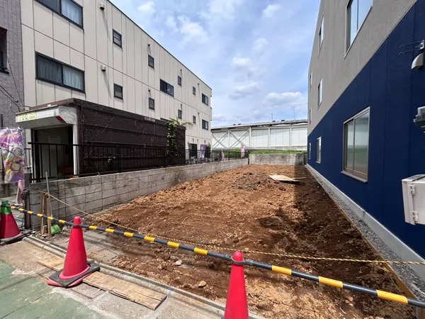 【現地写真】周囲には既に建物があり、近隣状況を考慮したプランニングが可能