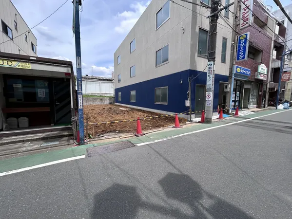 【現地写真】春には石神井川の桜を西武新宿線の車中から眺めることができ、多くの人々がお花見を楽しみに訪れます。