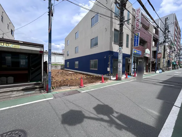 【現地前面道路】駅近・商店街につき住環境良好♪