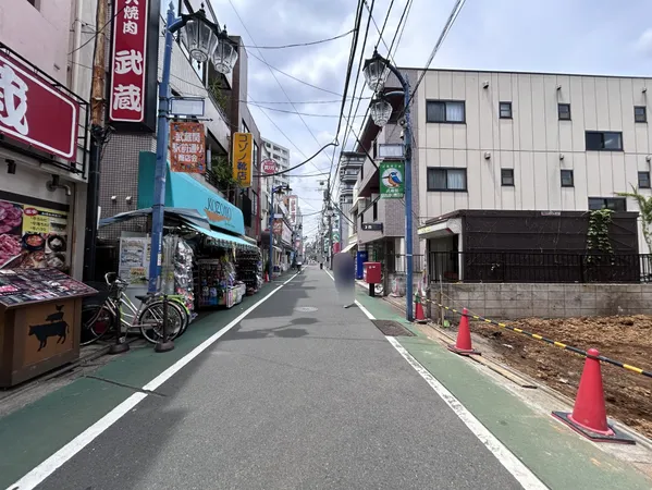 【現地前面道路】近隣商業地域です