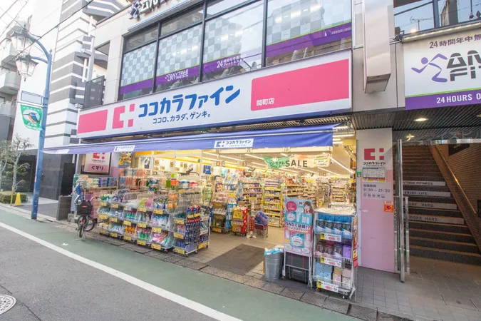 急な体調不良や怪我の際に、すぐに買い物に行くことができる距離にあります。クレジットカードやバーコードなど、各種キャッシュレス決済でのお支払いが可能です。/営業時間9:30～21:30。