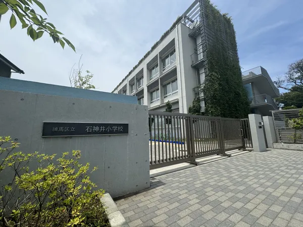 教育目標は「よく考える子 思いやりのある子 根気よくやりぬく子 元気な子」です。小学校のHPでは、写真付きで学校日記が更新されているので、お子様の学校での様子を知ることができます。
