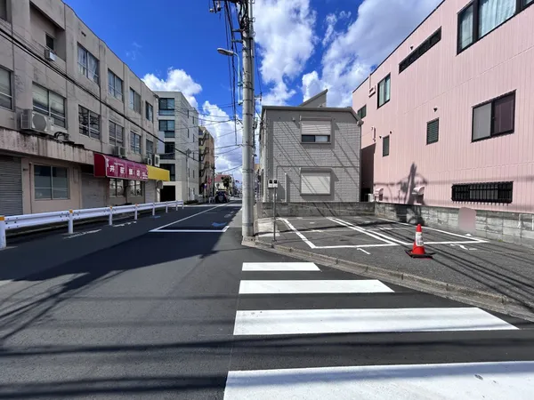 【前面道路】小・中学校まで徒歩10分圏内で子育てもしやすい環境
