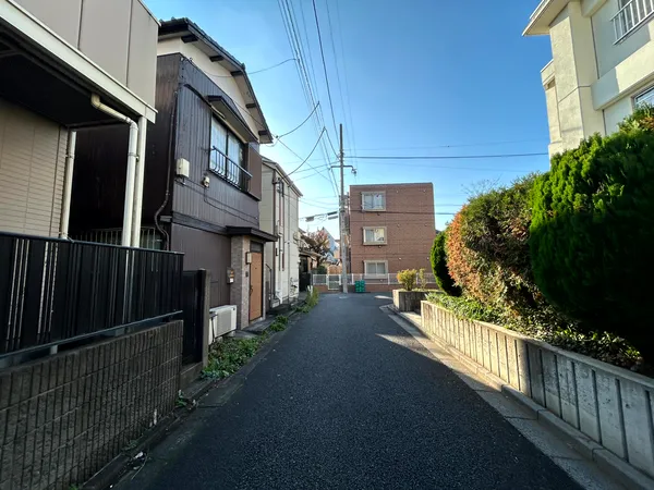【北側前面道路】車通りも少なく、落ち着いた住環境です。