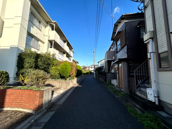 【北側前面道路】スーパーやコンビニも近くにあり、便利な立地となっております。