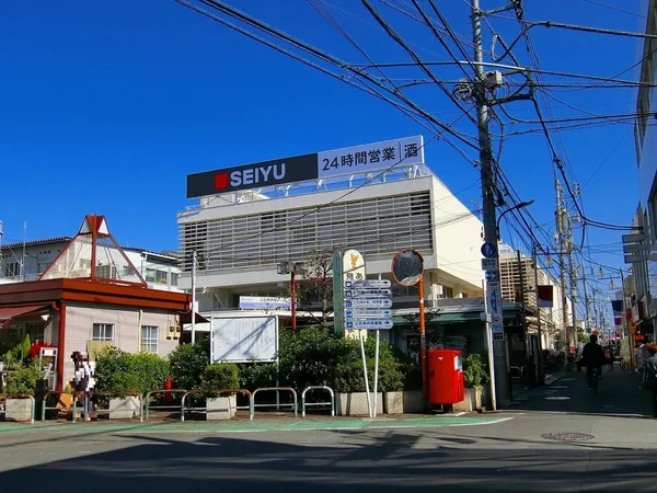 徒歩5分。食品・日用雑貨・衣類などの売り場が設けられている総合スーパーです。24時間営業(一部除く)ですので、コンビニ感覚で利用できます。お仕事で帰りが遅くなった際や、深夜の買い出しなどに便利。
