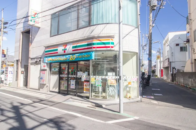 徒歩4分。公共料金・ネットショッピング代金の支払い、ECサイトで購入した商品を店舗で24時間受け取ることができる便利なサービスがあります。24時間営業。