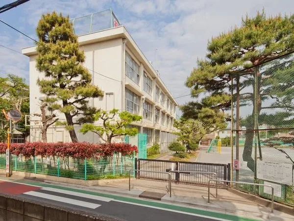 徒歩2分。友達と会話を楽しみながら通学できそうな距離です。教育目標は「思いやりのある　やさしい子　かしこい子　たくましい子」です。HPには、授業風景や給食などが写真付きで掲載されています。