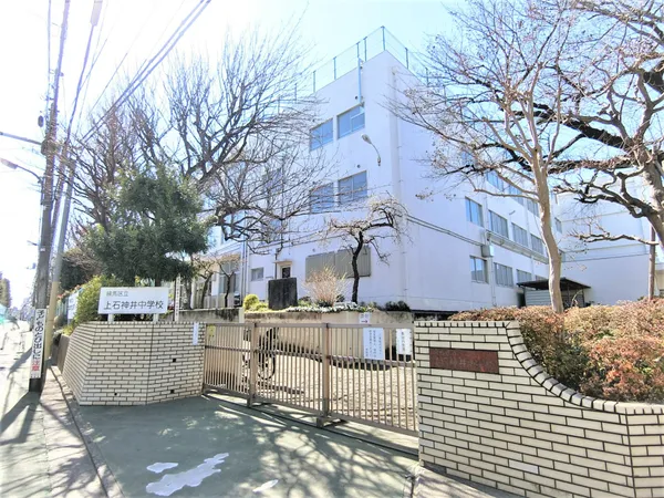 徒歩3分。通いやすい距離にあるため、放課後の時間は部活や習い事等、有意義に過ごすことができます。