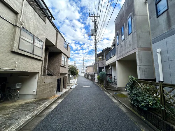 【南側前面道路】幅員約4.0ｍで通行量は少ない通りです。