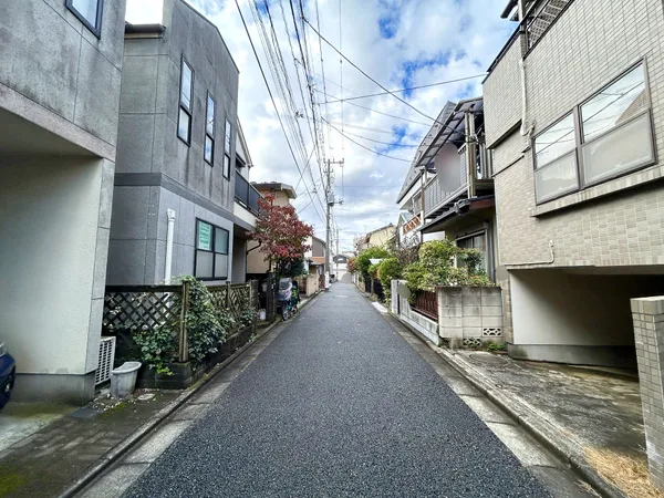 【南側前面道路】戸建やアパートが並ぶ住宅街になっております。