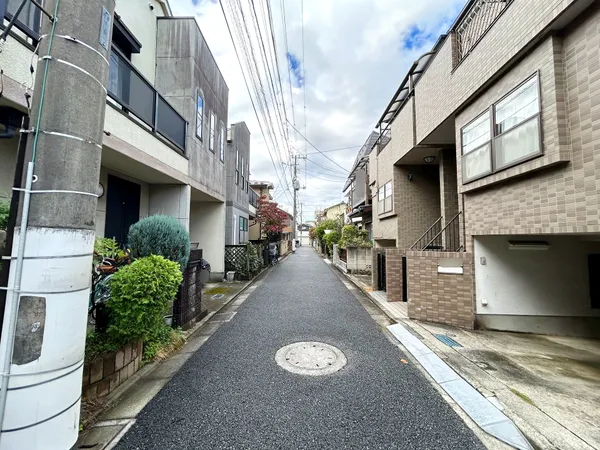 【南側前面道路】閑静な住宅街で、落ち着いて生活可能なエリアです。