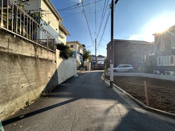 練馬区上石神井4丁目 新築戸建 前面道路含む外観 練馬区上石神井4丁目 新築戸建 前面道路含む外観