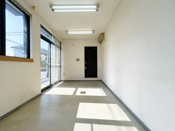 店舗や事務所として利用できます。通りに面しているため視認性良好です
