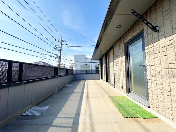 広々としたバルコニーで開放感あります