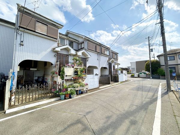 東村山市恩多町1丁目 テラスハウス 前面道路含む外観 東村山市恩多町1丁目 テラスハウス 前面道路含む外観
