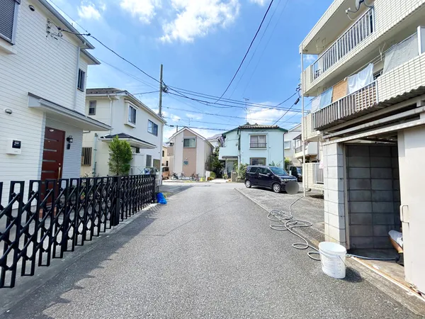 公道に面しています